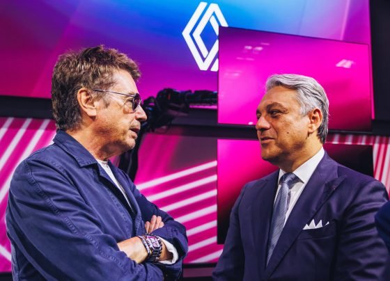 Renault se asocia con el visionario Jean-Michel Jarre para crear una experiencia sonora en los vehículos, fusionando tecnología y arte.