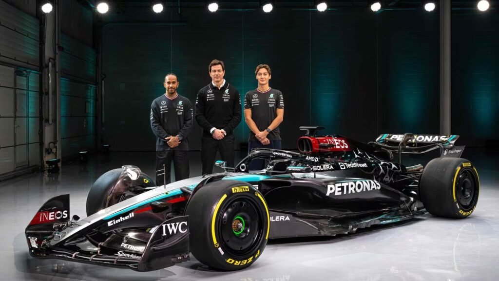 Lewis Hamilton, siete veces campeón, inicia su última temporada con Mercedes antes de unirse a Ferrari en 2025. 