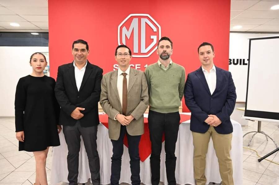 Con un enfoque hacia un futuro más ecológico, la Empresa Eléctrica de Ambato (EEASA) integró dos vehículos eléctricos MG Marvel R a su flota.