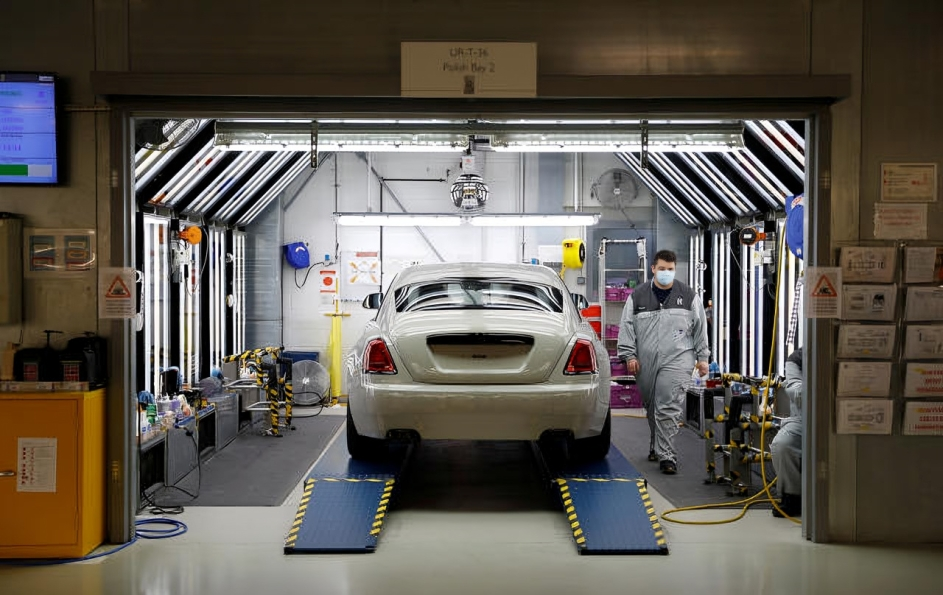 Rolls-Royce está expandiendo su fábrica en Chichester, Inglaterra, debido a la creciente demanda de coches exclusivos de la marca.