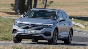 El Volkswagen Touareg Hybrid se ha convertido en un modelo clave en la movilidad sostenible, a pesar de su alto precio inicial.