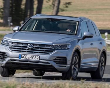 El Volkswagen Touareg Hybrid se ha convertido en un modelo clave en la movilidad sostenible, a pesar de su alto precio inicial.