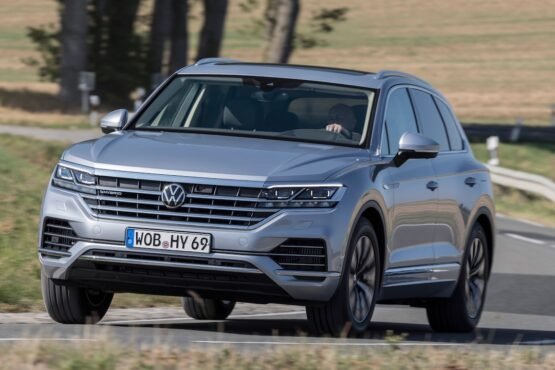 El Volkswagen Touareg Hybrid se ha convertido en un modelo clave en la movilidad sostenible, a pesar de su alto precio inicial.