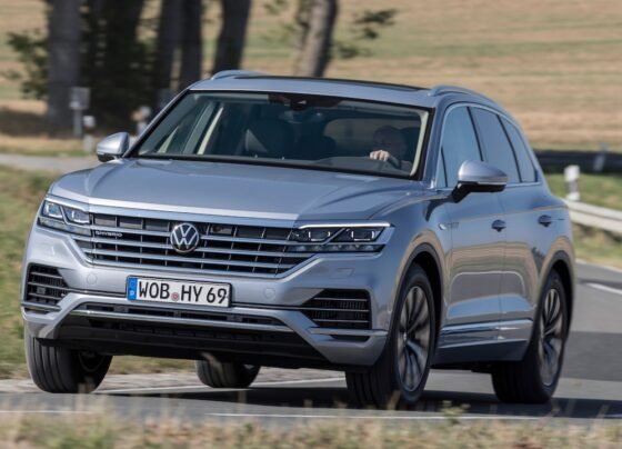 El Volkswagen Touareg Hybrid se ha convertido en un modelo clave en la movilidad sostenible, a pesar de su alto precio inicial.