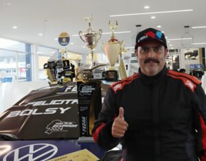 Alfonso Quirola, con su victoria invicta, se convierte en tricampeón de la Vuelta al Ecuador, destacando su gran preparación y pasión.