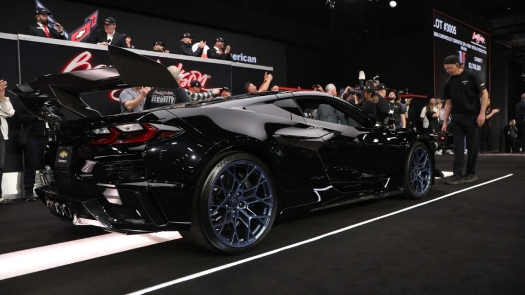 El primer Chevrolet Corvette ZR1 2025 se subastó por $1,125,000, estableciendo un nuevo récord en el mercado de autos de colección.