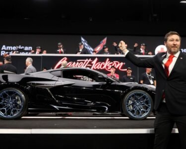 El primer Chevrolet Corvette ZR1 2025 se subastó por $1,125,000, estableciendo un nuevo récord en el mercado de autos de colección.