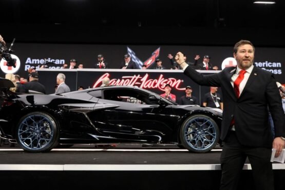 El primer Chevrolet Corvette ZR1 2025 se subastó por $1,125,000, estableciendo un nuevo récord en el mercado de autos de colección.