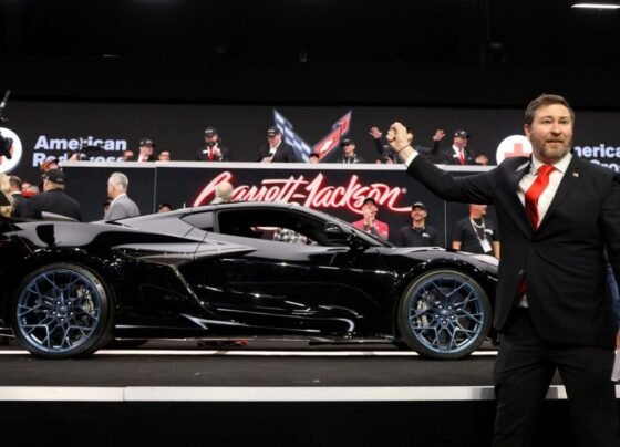 El primer Chevrolet Corvette ZR1 2025 se subastó por $1,125,000, estableciendo un nuevo récord en el mercado de autos de colección.