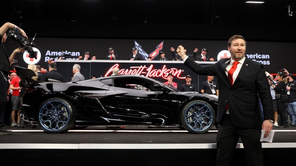 El primer Chevrolet Corvette ZR1 2025 se subastó por $1,125,000, estableciendo un nuevo récord en el mercado de autos de colección.