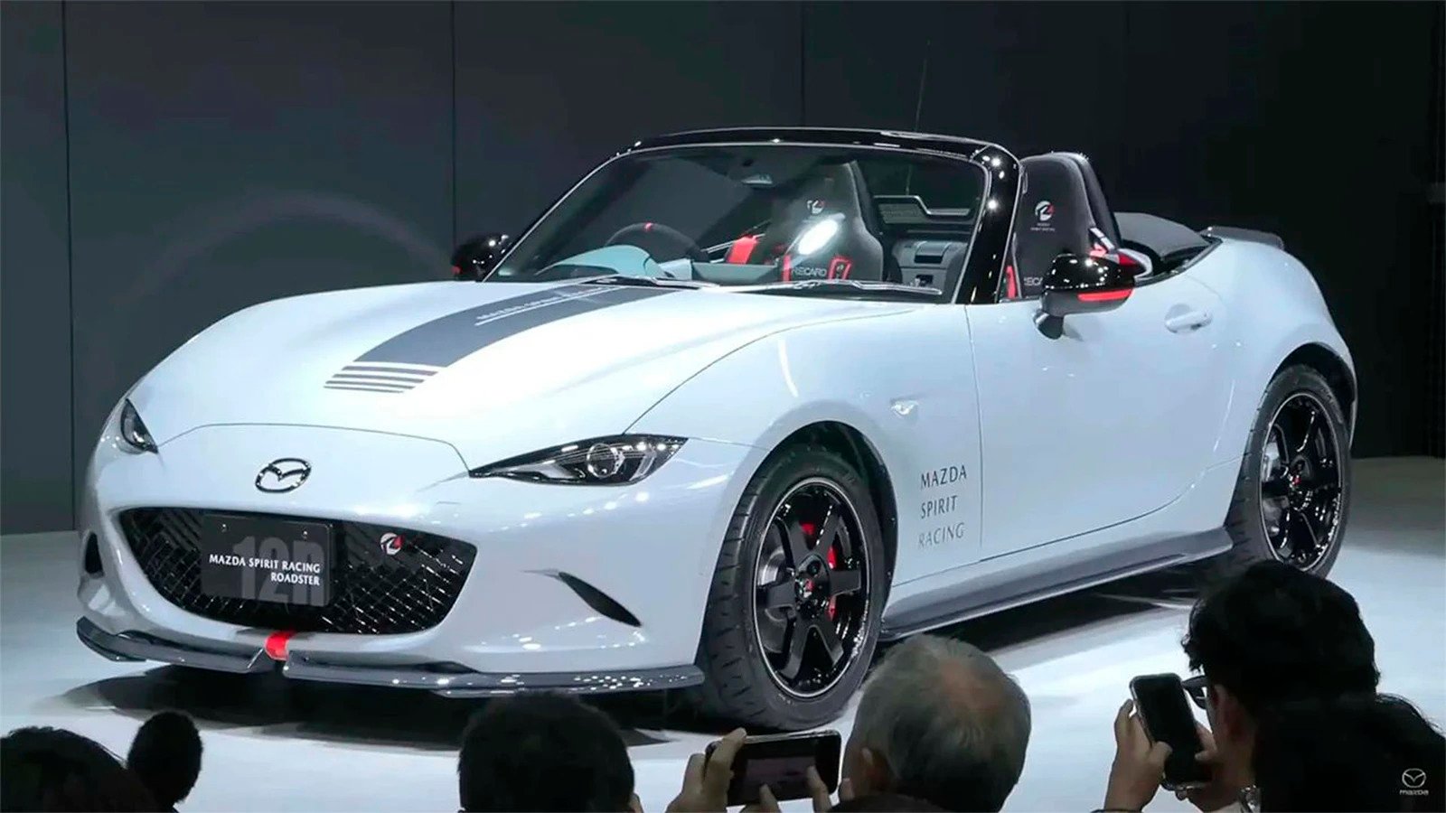 Mazda presenta el MX-5 Spirit Racing 12R, con mejoras de potencia, diseño y agilidad, destacando su exclusividad para el mercado japonés.