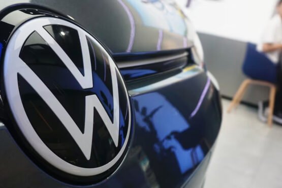 La transición hacia los vehículos eléctricos y la creciente globalización están poniendo en entredicho la identidad alemana de Volkswagen.