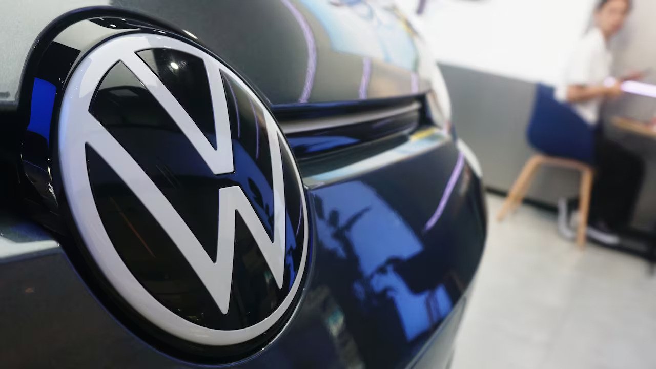 La transición hacia los vehículos eléctricos y la creciente globalización están poniendo en entredicho la identidad alemana de Volkswagen.