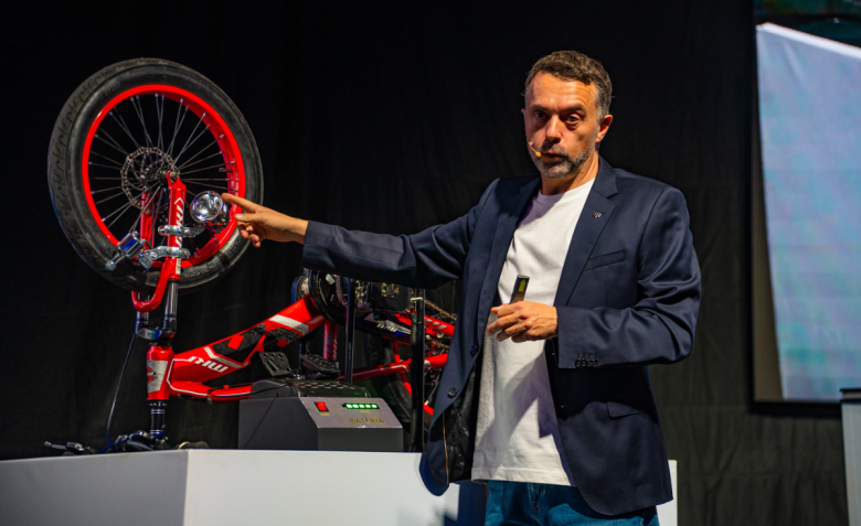 Vehículo híbrido Suzuki en circulación urbana en Quito, con diseño moderno y fondo de ciudad sostenible.