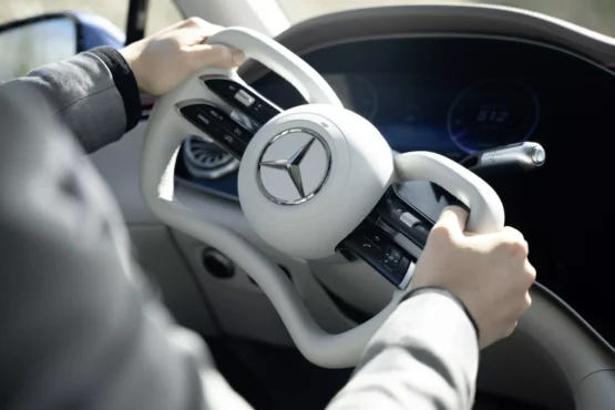 Volante yoke de Mercedes-Benz junto a sistema steer-by-wire en un vehículo futurista