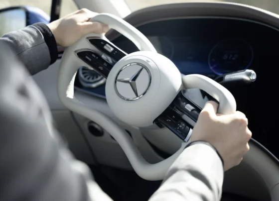 Volante yoke de Mercedes-Benz junto a sistema steer-by-wire en un vehículo futurista