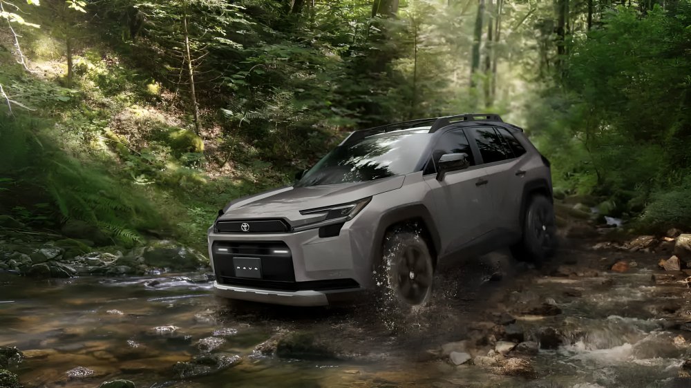 Toyota RAV4 Adventure 2025 ofrece tracción 4x4, diseño todoterreno y tecnología híbrida para conductores aventureros.
