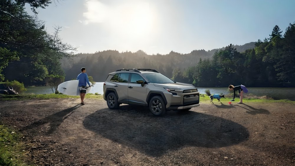 Toyota RAV4 Adventure 2025 ofrece tracción 4x4, diseño todoterreno y tecnología híbrida para conductores aventureros.