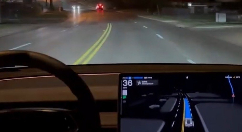 robotaxis de Tesla circulando a exceso de velocidad