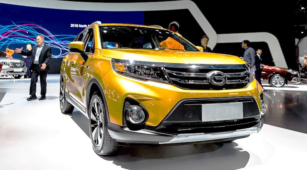 Autos de origen chino exhibidos en concesionario ecuatoriano en 2025