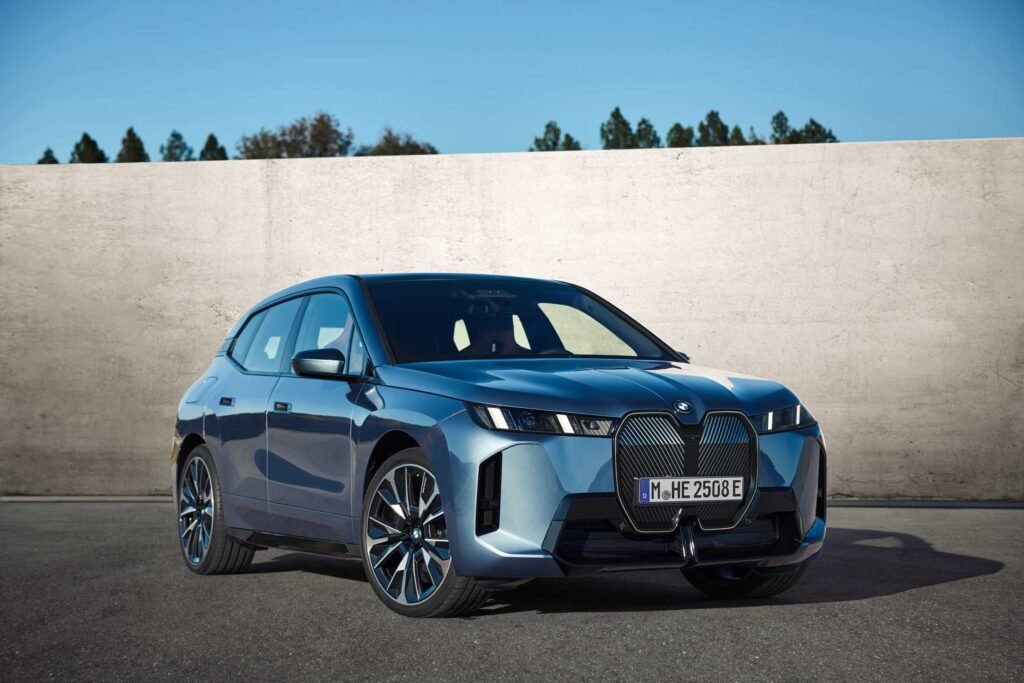 BMW iX 2026 con nuevo diseño exterior y mejoras en autonomía y tecnología