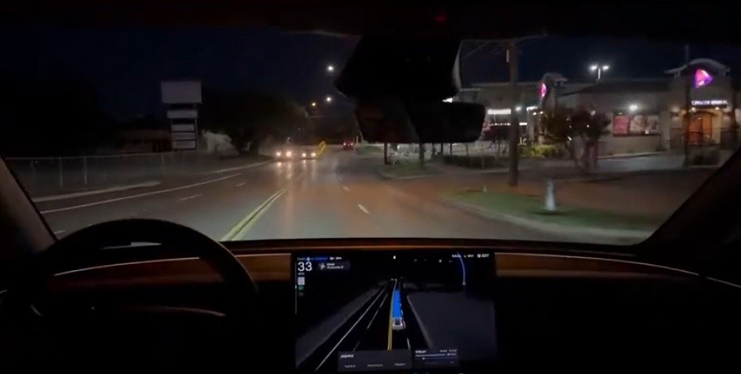 Robotaxis de Tesla circulando a exceso de velocidad en su primera prueba en Austin, Texas