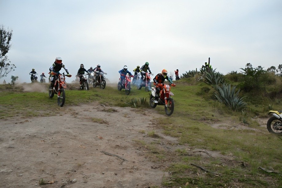 Pilotos compitiendo en el Ukupacha 2025, la carrera de enduro extremo más importante de Ecuador