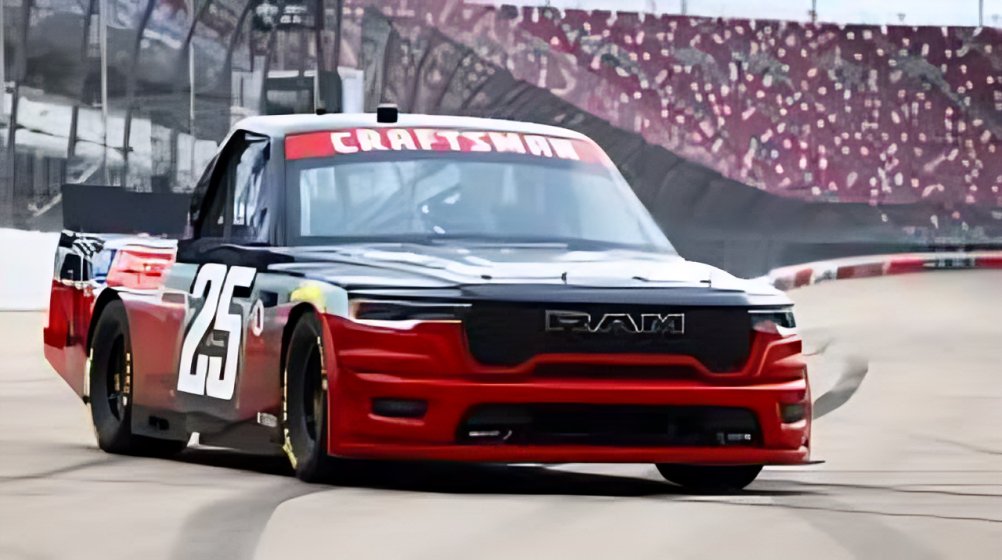Secuela de Days of Thunder confirmada por Tom Cruise y Bruckheimer, con nuevas tecnologías y estreno previsto en uno o dos años.