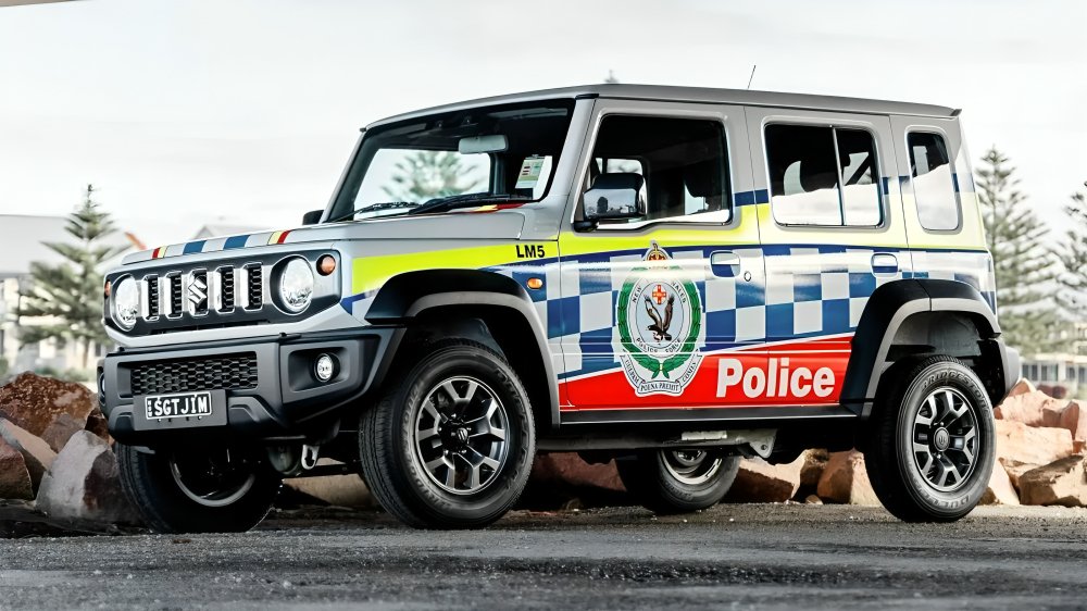 Suzuki Jimny se une a la policía australiana para actividades sociales, fortaleciendo la conexión comunitaria en escuelas y eventos locales.