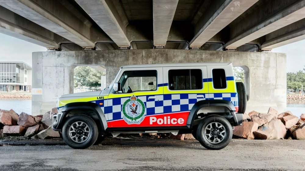 Suzuki Jimny se une a la policía australiana para actividades sociales, fortaleciendo la conexión comunitaria en escuelas y eventos locales.