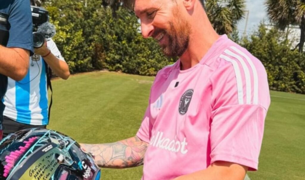 Lionel Messi sostiene el casco de Franco Colapinto con dedicatoria personal