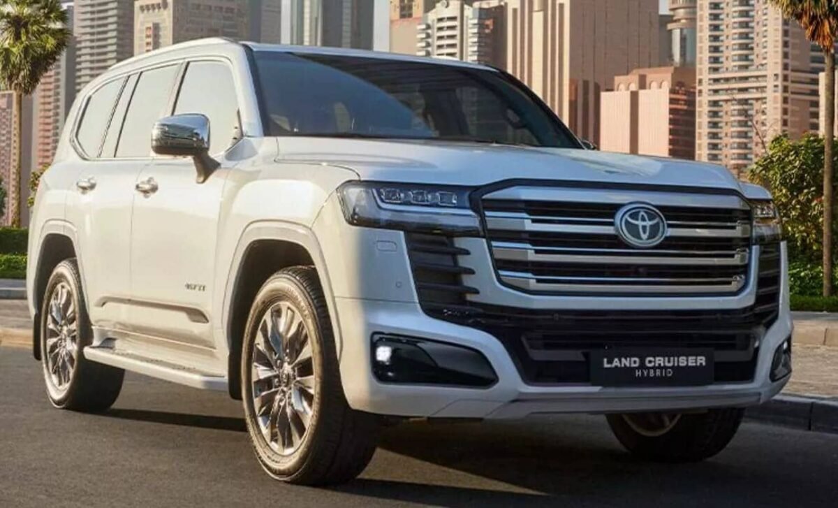 Toyota Land Cruiser 300 híbrida vista frontal con emblemas HEV y diseño renovado