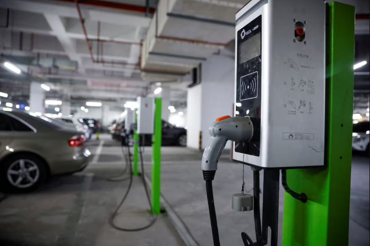 Solo 15 marcas de vehículos eléctricos en China sobrevivirán financieramente hasta 2030, según AlixPartners