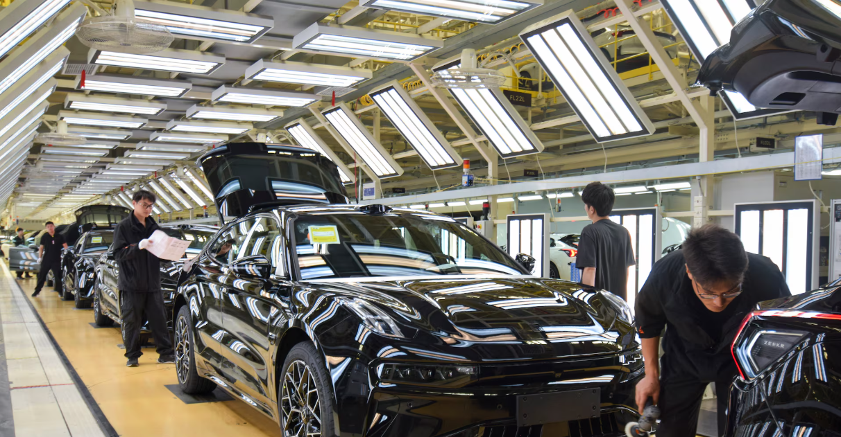Planta de ensamblaje de vehículos de los gigantes automotrices de China con ingenieros trabajando