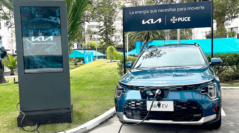 Vehículo eléctrico cargando batería en estación de carga rápida en Ecuador