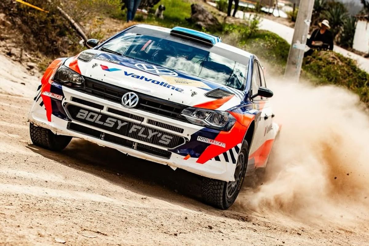 Vehículos compitiendo en la Vuelta Automovilística al Ecuador 2025 durante una etapa de alto nivel técnico.