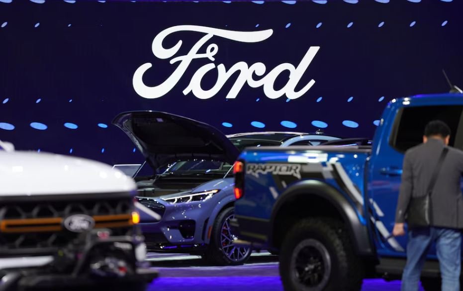 Ford Motor Company (F) cayendo frente a los principales índices