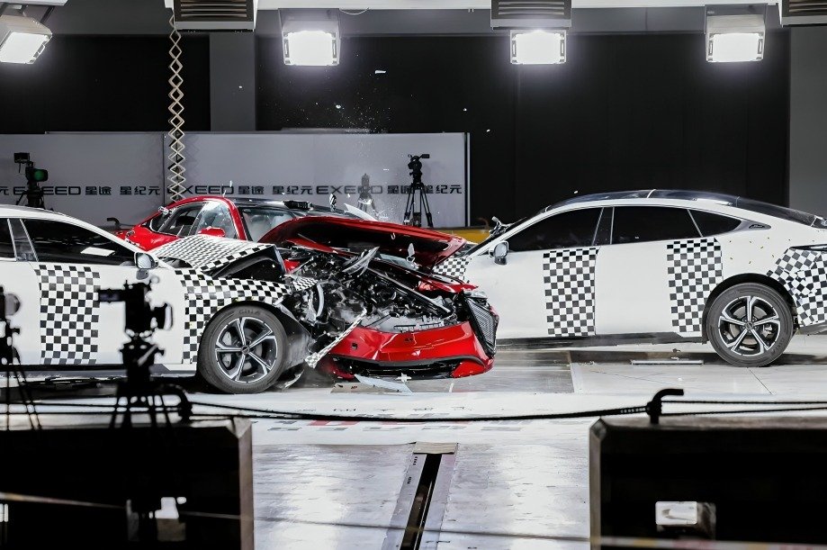 Vehículos eléctricos de marcas chinas aparcados frente a un centro de pruebas de seguridad de Euro NCAP en Europa