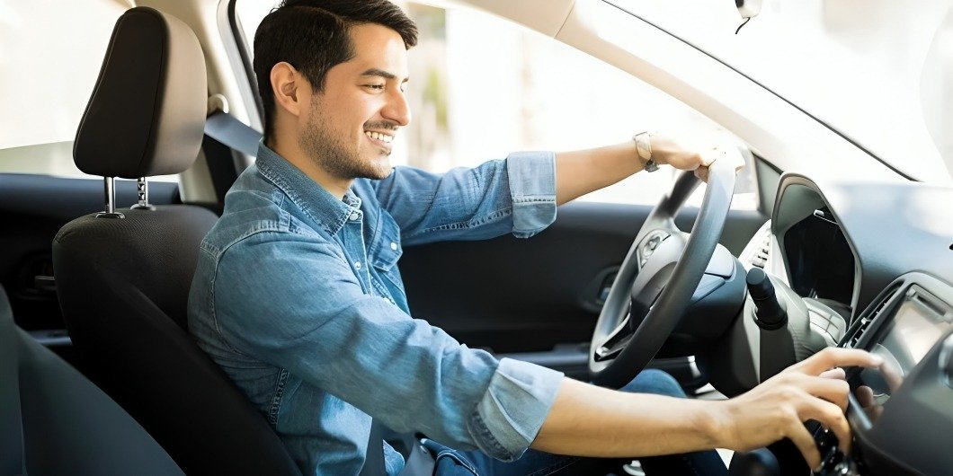 Persona recibiendo asesoría para renovar su auto en concesionario Proauto