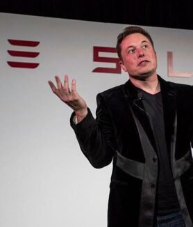 Elon Musk en evento de Tesla mientras la compañía atraviesa cambios en su directiva