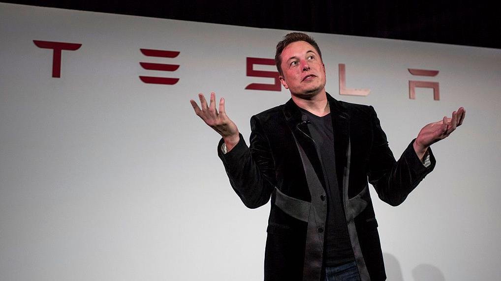 Elon Musk en evento de Tesla mientras la compañía atraviesa cambios en su directiva