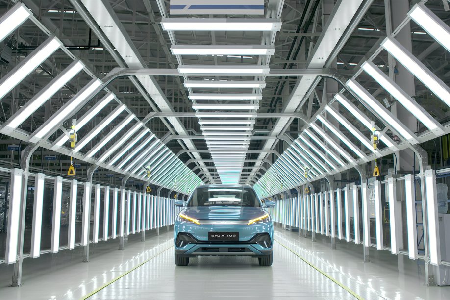 China lidera el mercado global del coche eléctrico: seis de las diez marcas más vendidas son chinas. Tesla resiste, pero BYD ya supera.