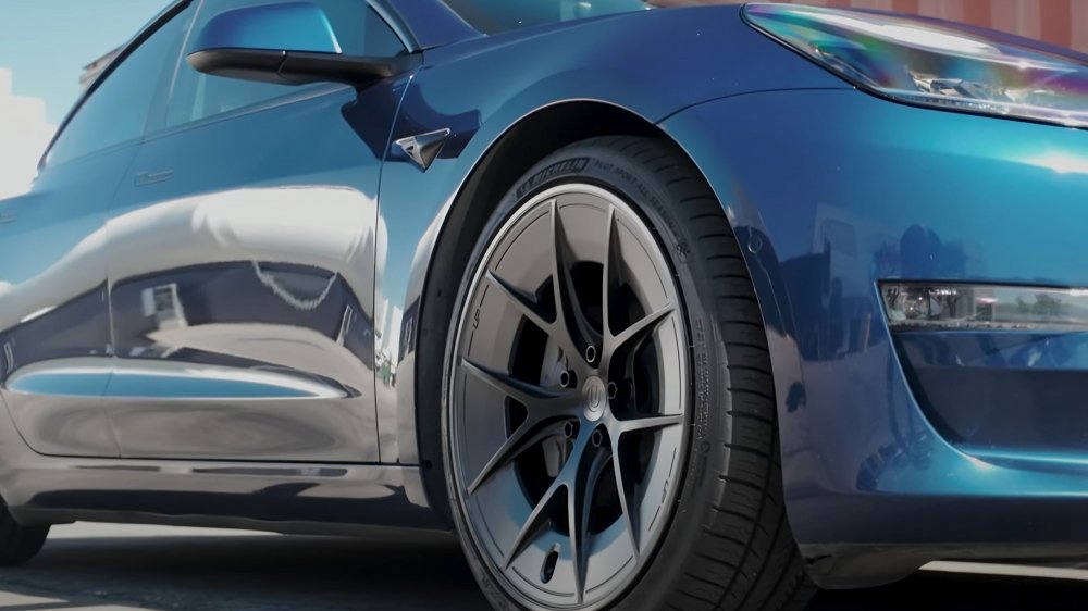 Descubre las llantas indestructibles de Unplugged Performance, compatibles con Tesla Model 3, Model Y y futuros robotaxis.