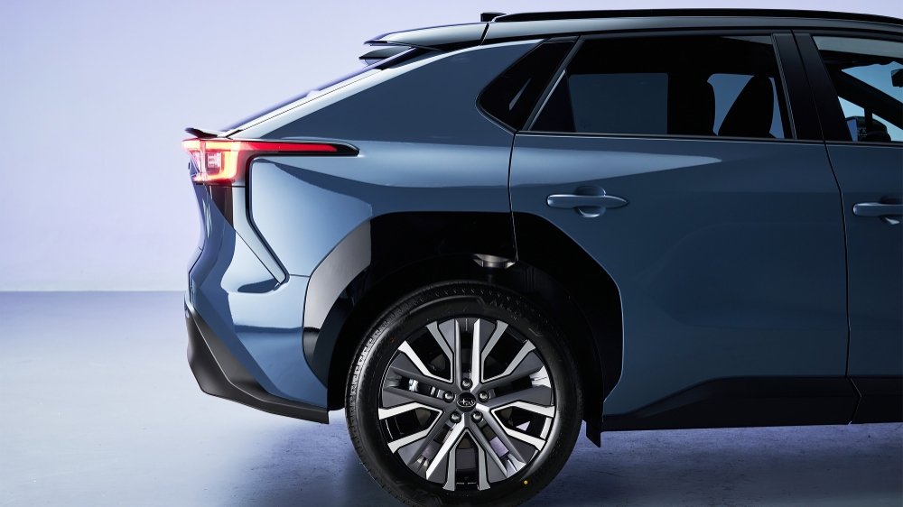 El hermano gemelo 4x4 del Toyota bZ4X se renueva con 338 CV, 500 km de autonomía y más tecnología para llegar a España en 2026.