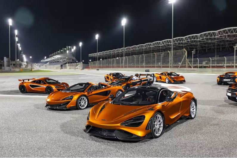 Mansour Ojjeh junto a una de las unidades finales de la colección de carros McLaren
