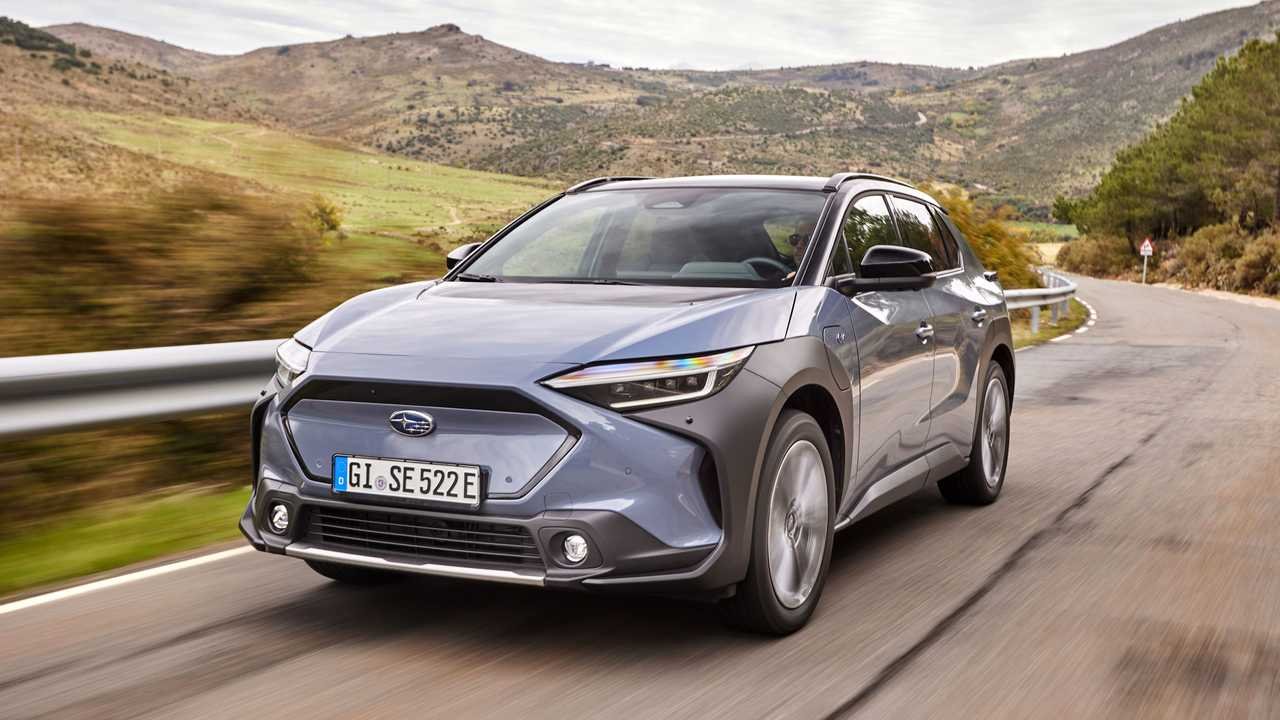 Vista lateral del Subaru Solterra, el SUV eléctrico de tracción total