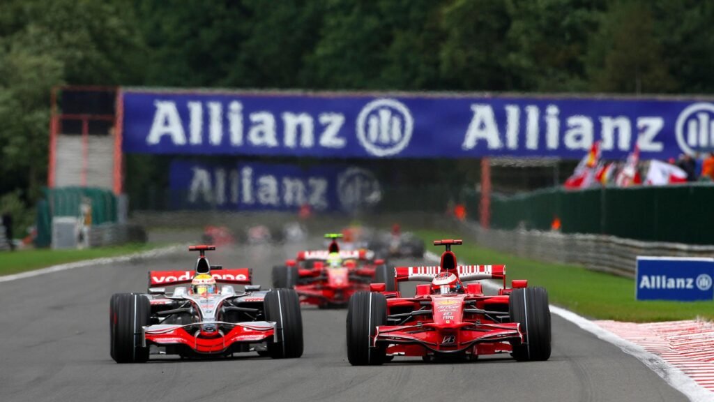 El presidente de la FIA, Ben Sulayem, propone reintroducir los motores V8 en la F1. Una idea que mezcla tradición, eficiencia y viabilidad económica.