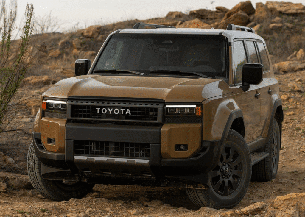 Toyota Land Cruiser del 2025 en terreno montañoso con equipamiento todoterreno y diseño renovado