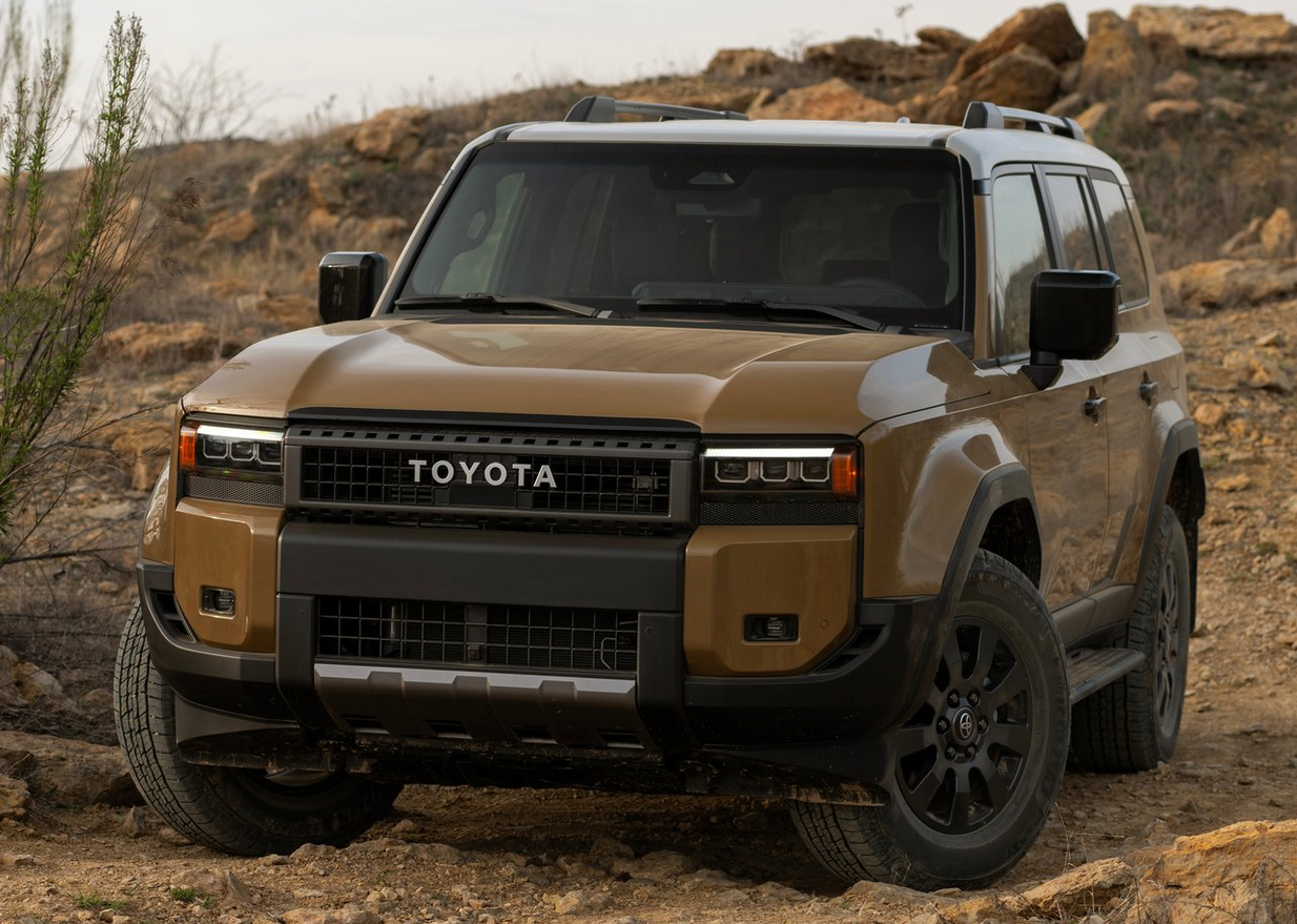 Toyota Land Cruiser del 2025 en terreno montañoso con equipamiento todoterreno y diseño renovado