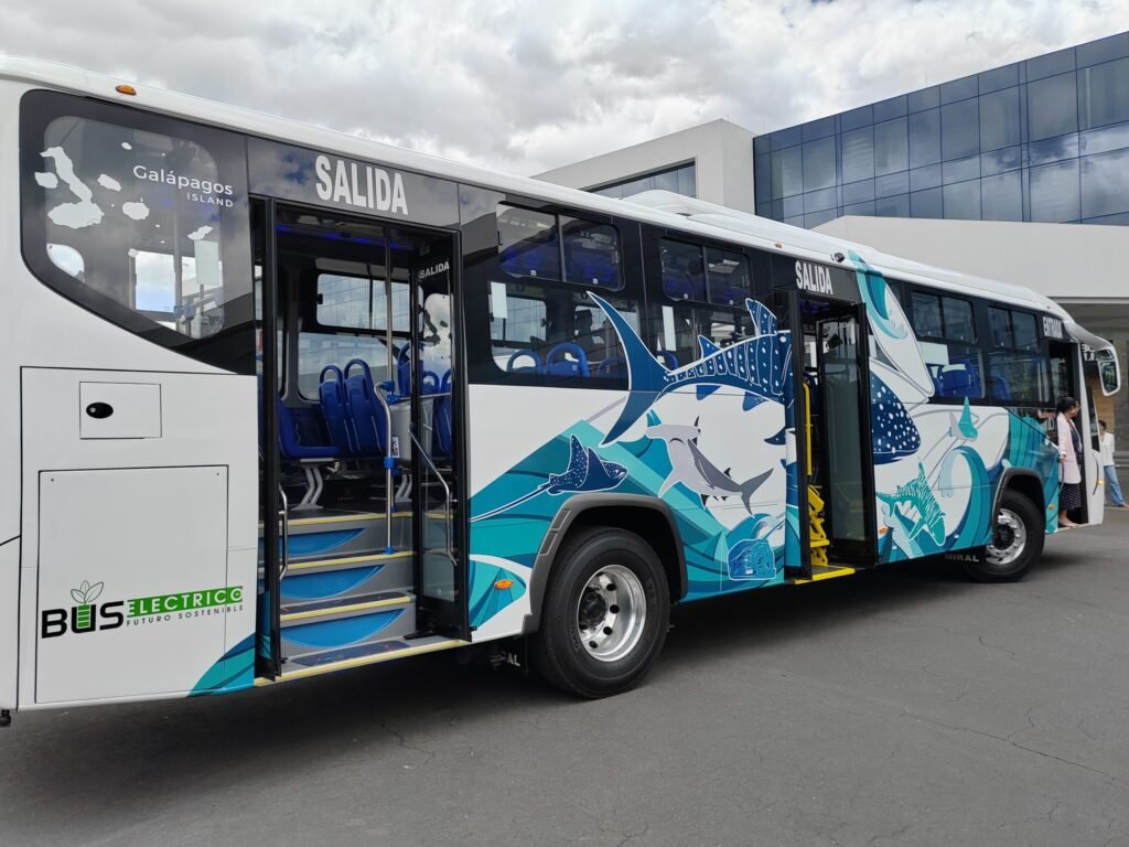 Avances de la movilidad eléctrica en Ecuador con buses eléctricos y estaciones de carga respaldados por OLADE.